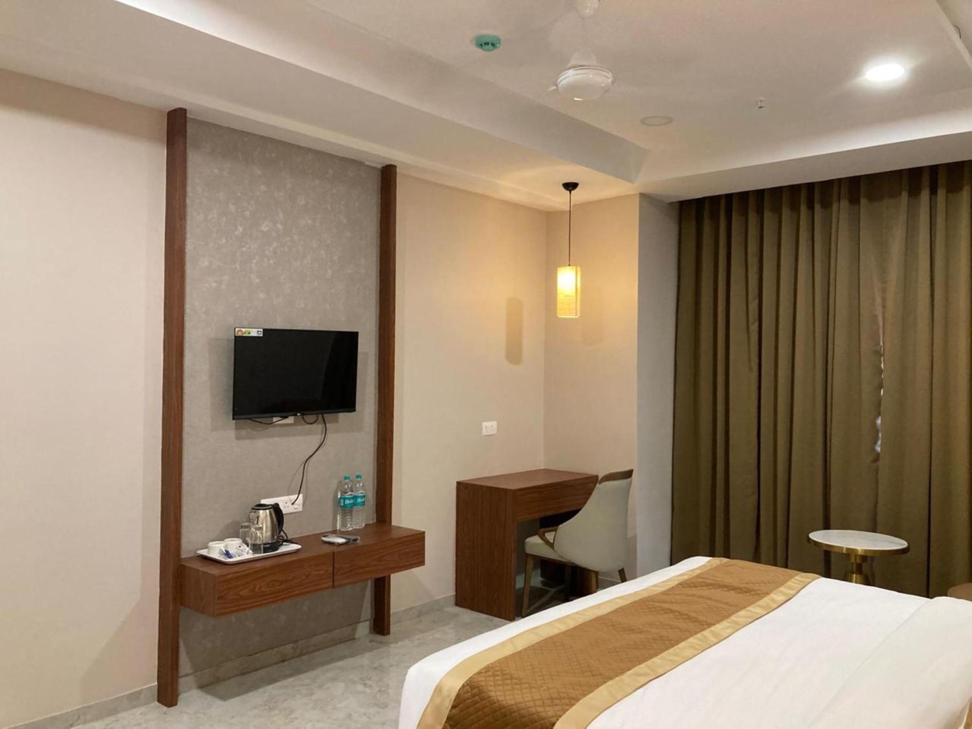 Vits Satyajeet Karad Hotel Exterior photo